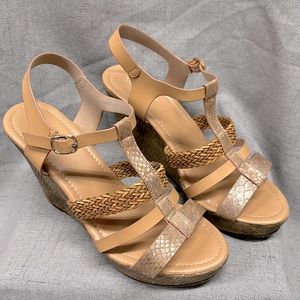Via Pinky size 10 Casey Platform Tan